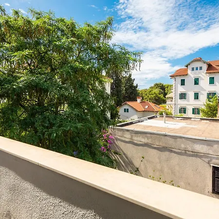 Apartment Top Spot Split